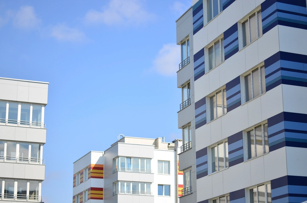 Free close apartment building image