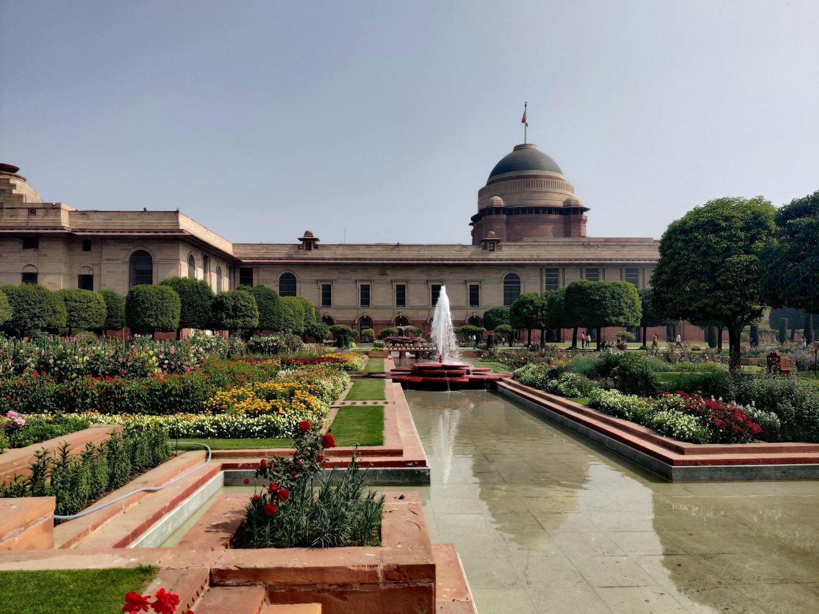 a fountain at the rashtrapati bhavan in india